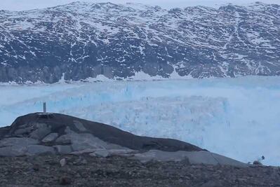 Así se desprendió un enorme glaciar en Groenlandia
