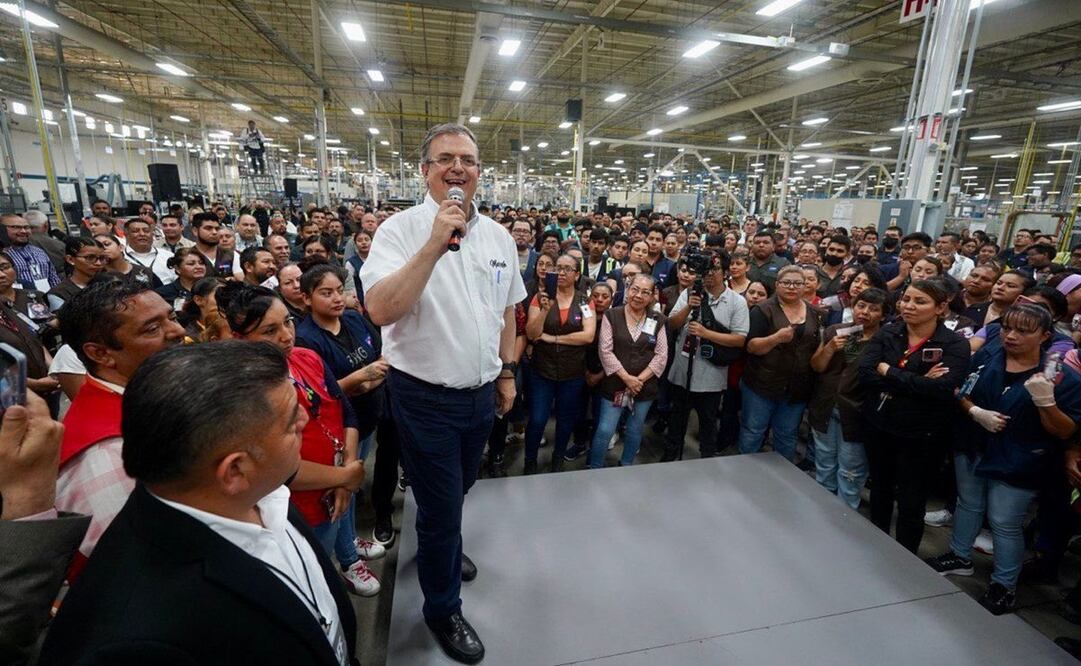 Aspirante a la presidencia Marcelo Ebrard dialoga sobre "Plan Angel" en su gira en Tijuana. Foto: Twitter @m_ebrard