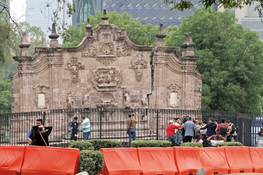 El legislador de Morena José Alfonso Suárez del Real realizó un recorrido por lo que fue el paradero de Chapultepec; piden proteger la fuente de Belén y el edificio de la Secretaría de Salud, ambos elementos con valor histórico (JUAN BOITES. EL UNIVERSAL)