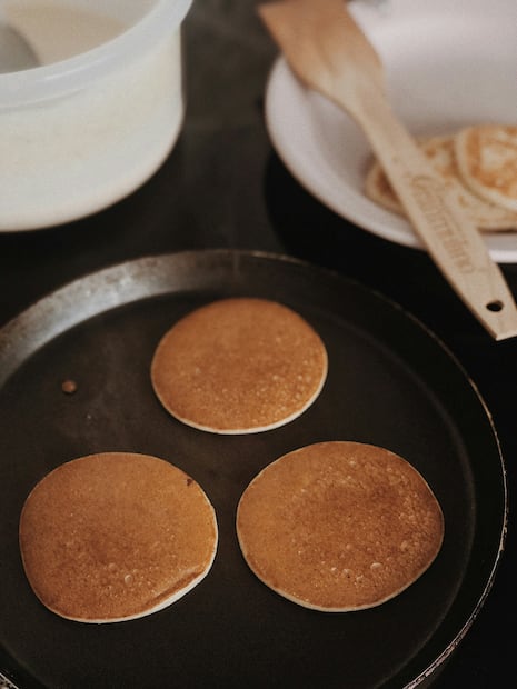 Las orillas tostadas y las burbujas indican que el hot cake está listo. Foto: Unsplash