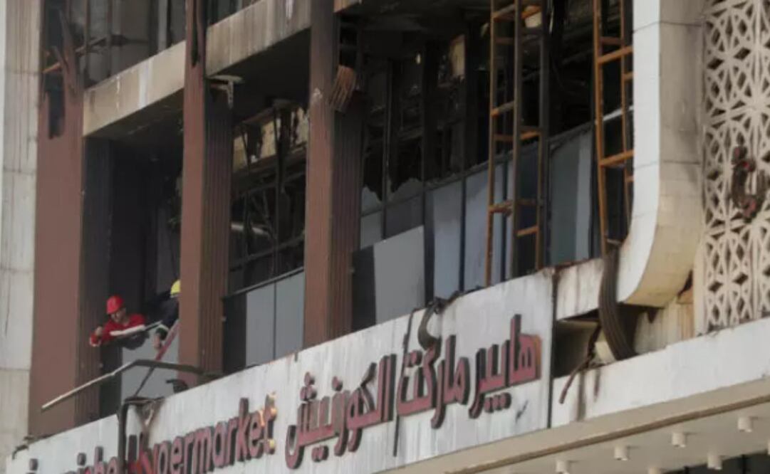 Incendio en centro comercial en Irak. El gobernador provincial, Mohamed al Miyahi, declaró tres días de luto y dijo que las autoridades van a presentar una demanda contra el propietario del edificio y del centro comercial. Foto: AFP