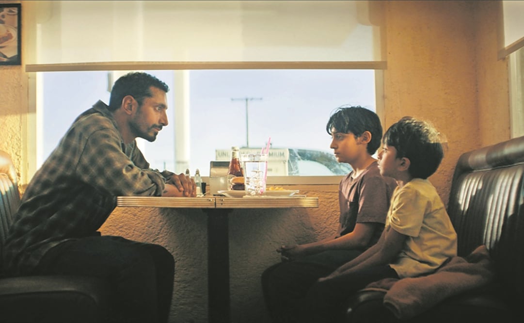 El padre de familia, interpretado por Riz Ahmed, es un exmarine, quien viaja con su familia entre constantes episodios traumáticos debido a su contacto con la guerra. Foto: Amazon Prime Video