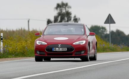 Auto eléctrico de Tesla se incendia tras chocar con una grúa en Moscú