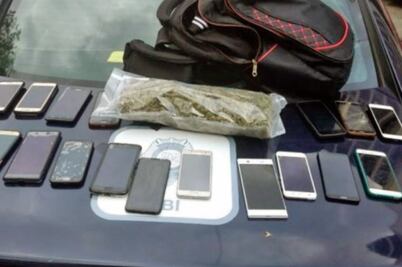 Detienen a hombre con 23 celulares