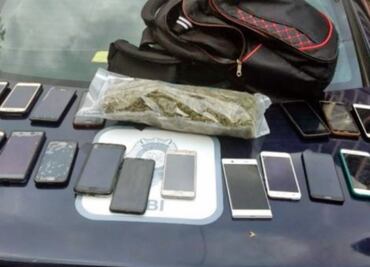 Detienen a hombre con 23 celulares