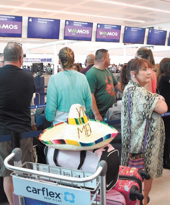 Si se aprueban las alzas a DNR y DSM, un turista que compre un boleto redondo a México pagará solamente por derechos migratorios mil 265 pesos. ARCHIVO EL UNIVERSAL