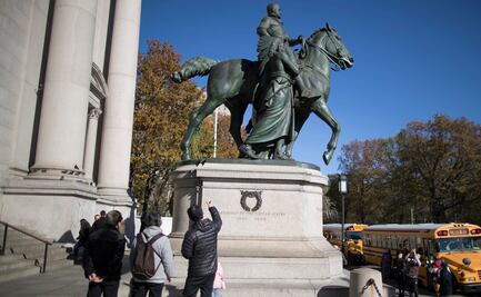 Ante protestas por racismo, Museo de Historia Natural de NY retira estatua de Roosevelt