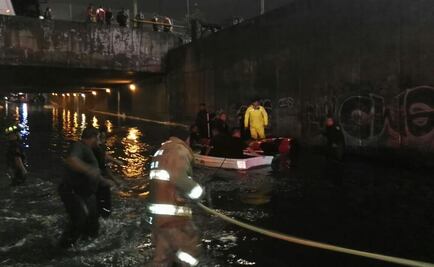 Rescatan a 65 personas que se resguardaron en toldos de camiones por inundación