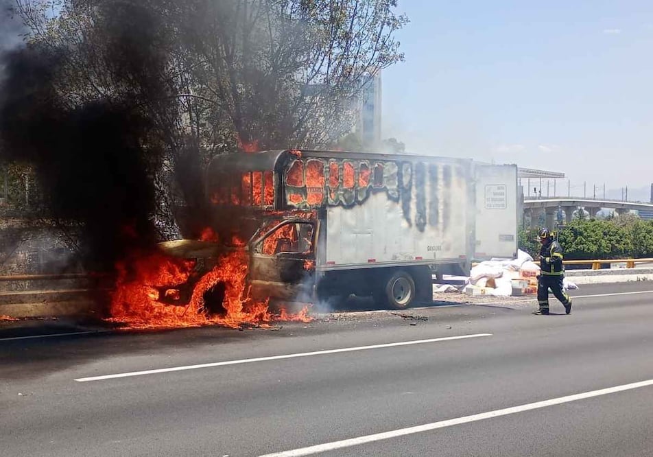 Se incendia camioneta en autopista México-Toluca, a la altura de Santa Fe; no hay lesionados. Foto: Especial