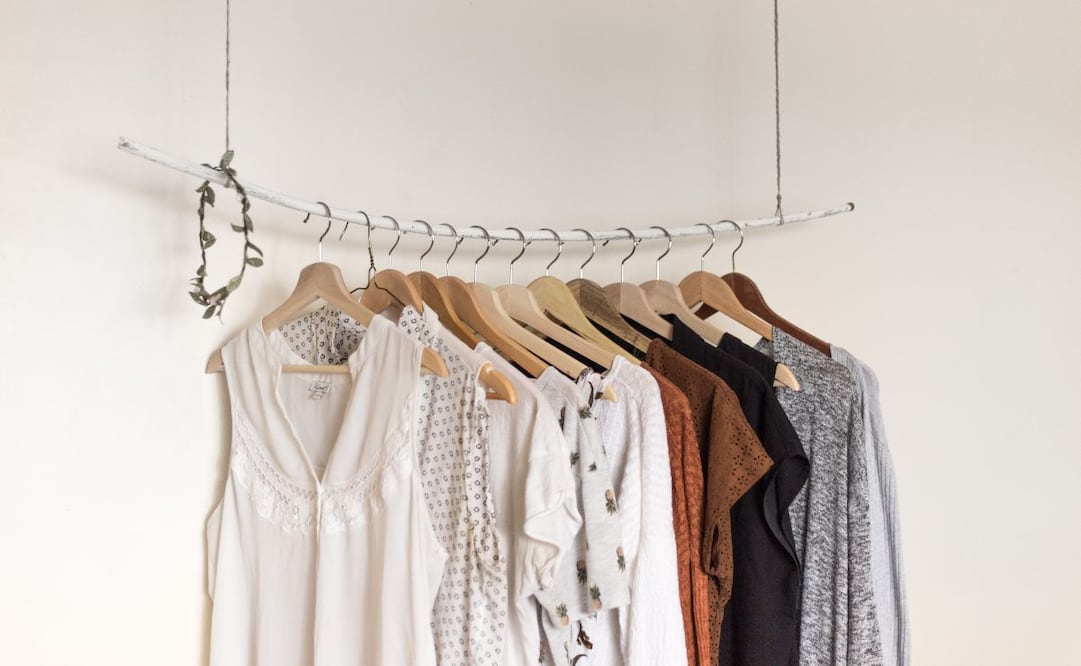 Existen diversos remedios caseros que se pueden aplicar para desmanchar la ropa. Imagen: Unsplash