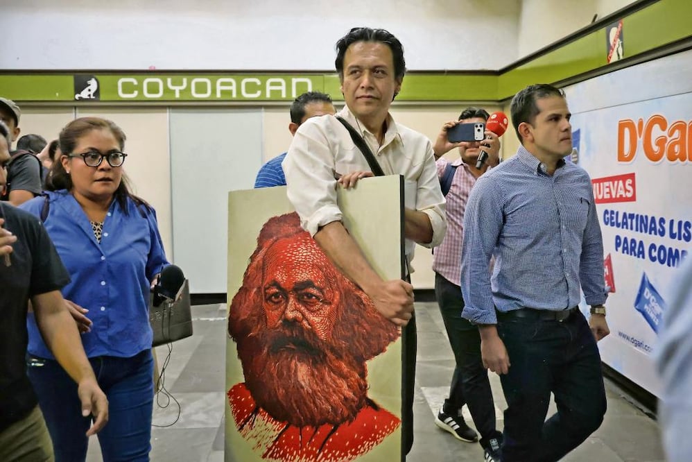 Marx Arriaga se retira después de cuatro días atrincherado en las inmediaciones de la Secretaría de Educación Pública (SEP); su protesta coincide con el debate público sobre los contenidos de los libros de texto y la remoción del exdirector de Materiales Educativos, apodado “Rasputín”. Crédito: Fernanda Rojas / El Universal