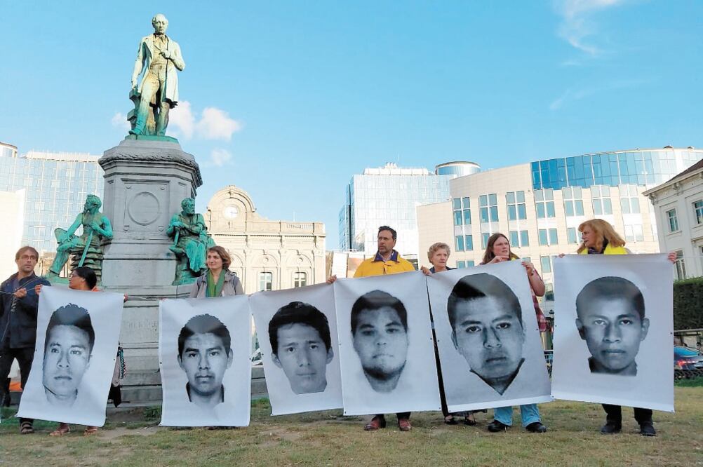 La manifestación de los padres de los 43 normalistas frente a la Eurocámara fue convocada por la Coordinación Alemana para los Derechos Humanos en México. Foto/INDER BUGARIN. EL UNIVERSAL