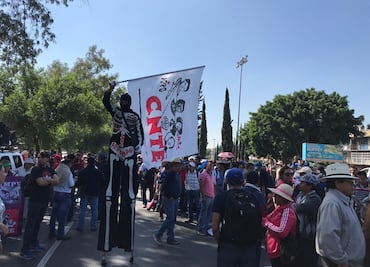 Miembros de la CNTE esperan en Metro Balbuena a sus compañeros