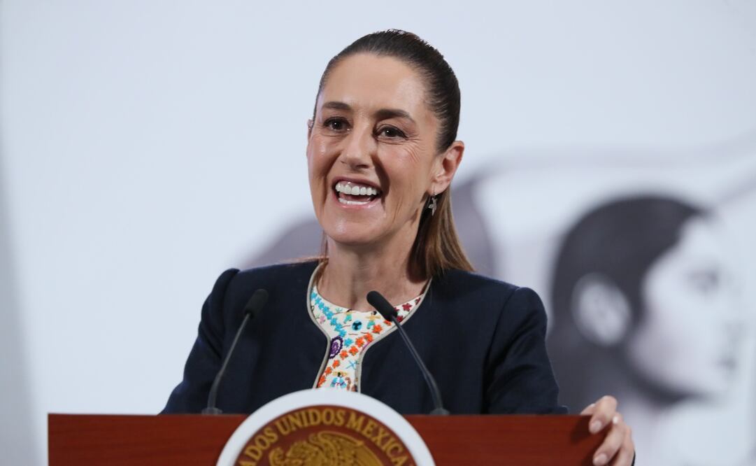 La presidenta de México, Claudia Sheinbaum, habla durante una rueda de prensa este lunes, en el Palacio Nacional de la Ciudad de México. Foto: EFE/ Mario Guzmán