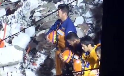 Rescatistas japoneses rinden homenaje a víctima del sismo