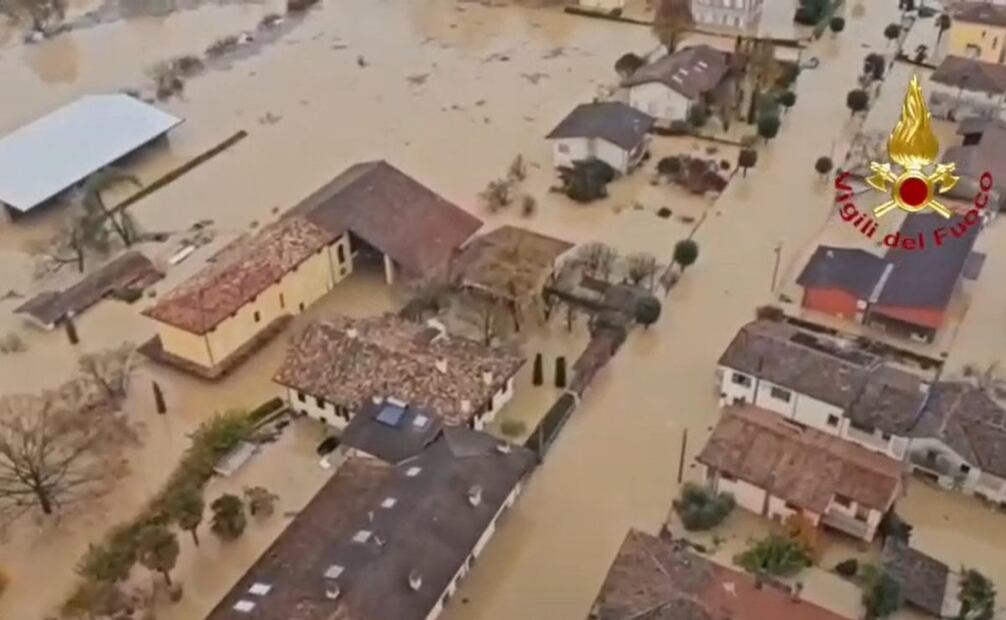 Una fotografía distribuida por los Vigili del Fuoco, el cuerpo de bomberos italiano, muestra una vista aérea de las graves inundaciones cerca de Udine, en la región de Friuli Venezia Giulia, al norte de Italia, el 17 de noviembre de 2025, tras intensas lluvias. Foto: EFE