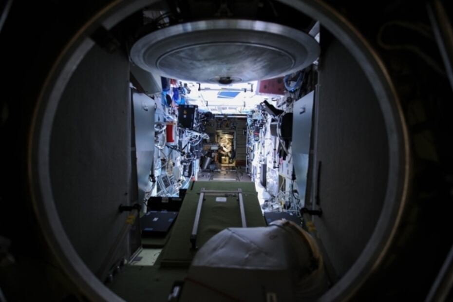 Cosmonautas sellan por completo fisuras en la Estación Espacial Internacional