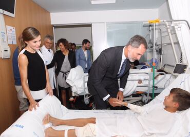Los reyes Felipe VI y Letizia visitan a heridos de atentados en Barcelona