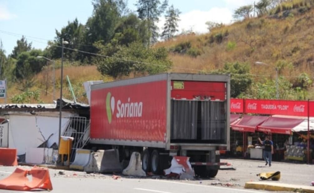 En imágenes, así fue el enfrentamiento con palos, piedras y hasta un tráiler entre normalistas y la GN