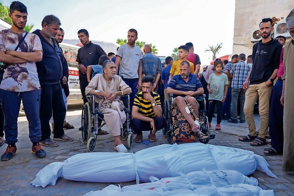 Palestinos heridos asisten al funeral de varias personas, incluidos niños, que murieron por el bombardeo israelí en la Franja de Gaza, en Deir al Balah. Foto: de Abdel Kareem Hana. AP