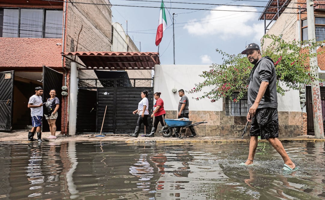 Habitantes de algunas partes del municipio de Nezahualcóyotl continuaban con la inundación en sus calles y seguían con las labores de limpieza; servidores públicos que realizaban censos de los afectados por las lluvias aclararon que habrá apoyos por inmueble. Foto: Gabriel Pano / EL UNIVERSAL