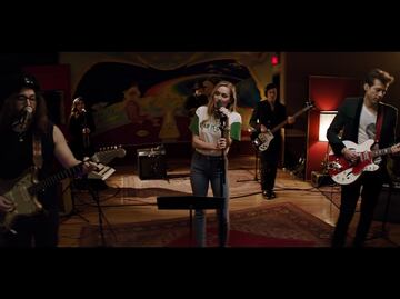 Miley Cyrus y el hijo de John Lennon lanzan canción navideña