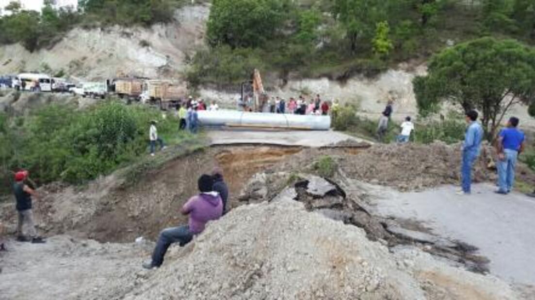 Lluvias destrozan carretera en la Mixteca de Oaxaca
