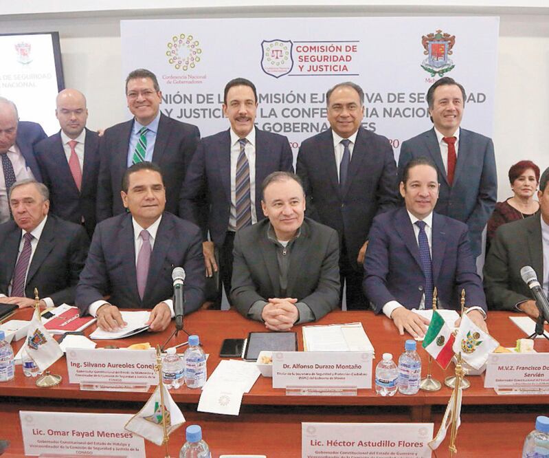 El secretario de la SSPC, Alfonso Durazo (centro), se reunió ayer con integrantes de la Comisión Ejecutiva de Seguridad y Justicia de la Conago. Foto: TOMADA DE TWITTER