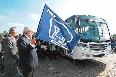 Da Graue banderazo a 10 unidades del Pumabús