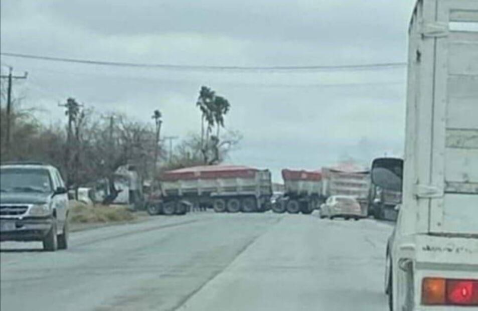 Con vehículos incendiados bloquean carretera Reynosa-Ribereña 