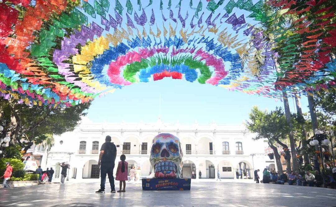 Multicolor tapete aéreo y calaveras celebran Día de Muertos en el puerto de Veracruz.
Foto: Especial.