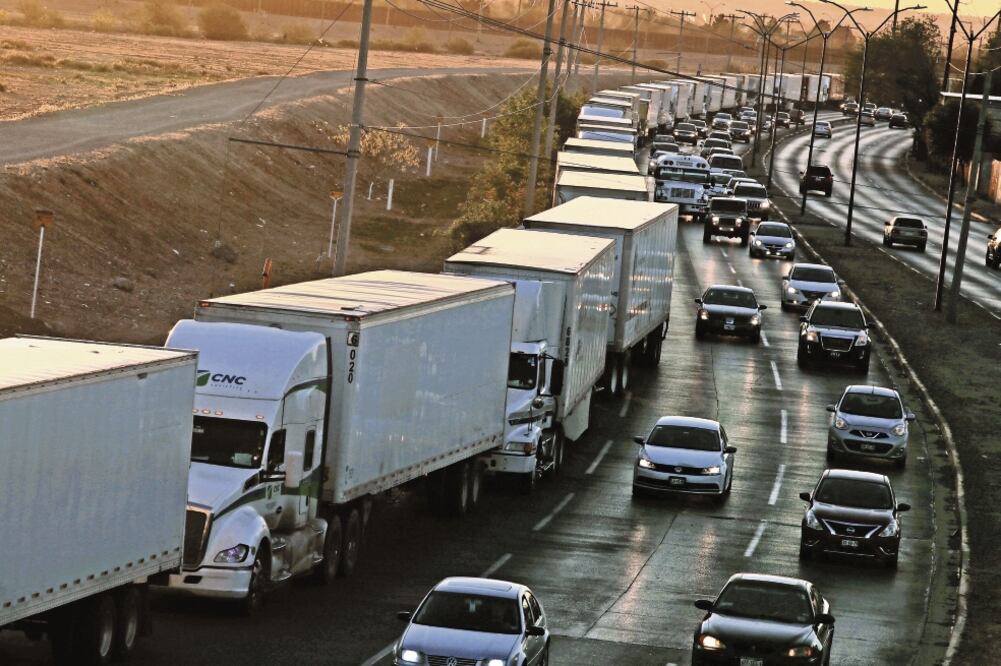 En la línea fronteriza del lado mexicano permanecen decenas de tráileres formados con un lento avance hacia Estados Unidos. (JOSÉ LUIS GONZÁLEZ. REUTERS)