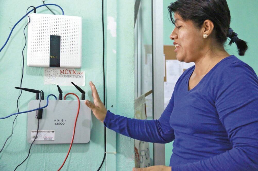 La maestra María del Rosario Landero dijo que aunque los docentes se actualizan es difícil llevar el internet hasta las aulas (LUIS MANUEL LÓPEZ. EL UNIVERSAL)