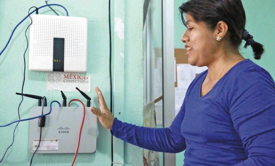 La maestra María del Rosario Landero dijo que aunque los docentes se actualizan es difícil llevar el internet hasta las aulas (LUIS MANUEL LÓPEZ. EL UNIVERSAL)