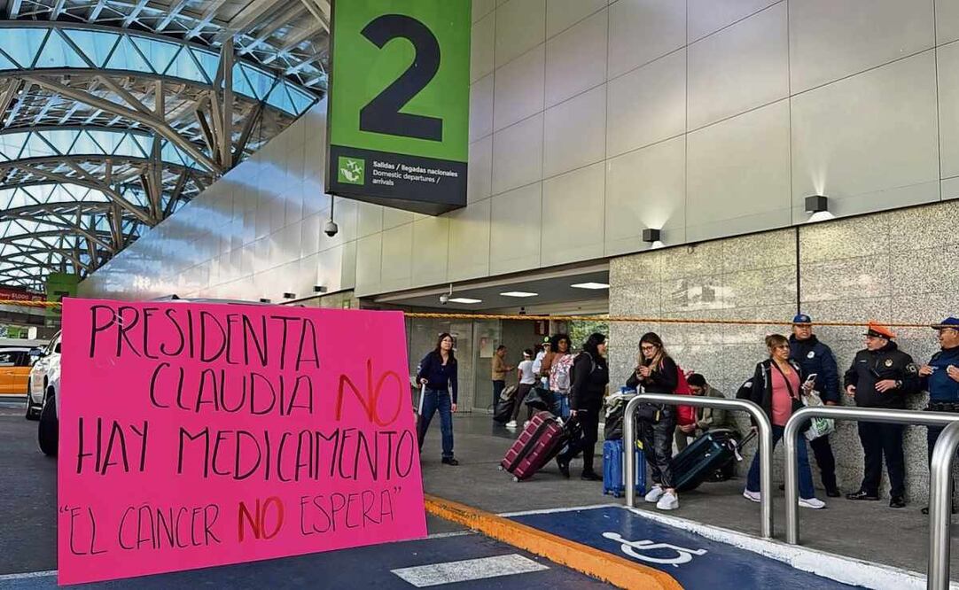 Más de cuatro horas duró el bloqueo a la altura de la puerta 2 del Aeropuerto Internacional Benito Juárez para demandar atención inmediata a los niños enfermos 21 de enero. Foto: Juan Carlos Williams / EL UNIVERSAL