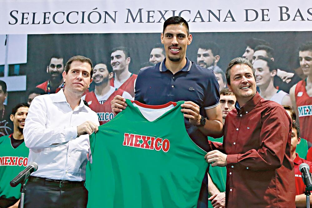 El nayarita fue flanqueado por Alfredo Castillo y Sergio Valdeolmillos, al informar que integrará la quinteta para el Preolímpico Foto: Imago7