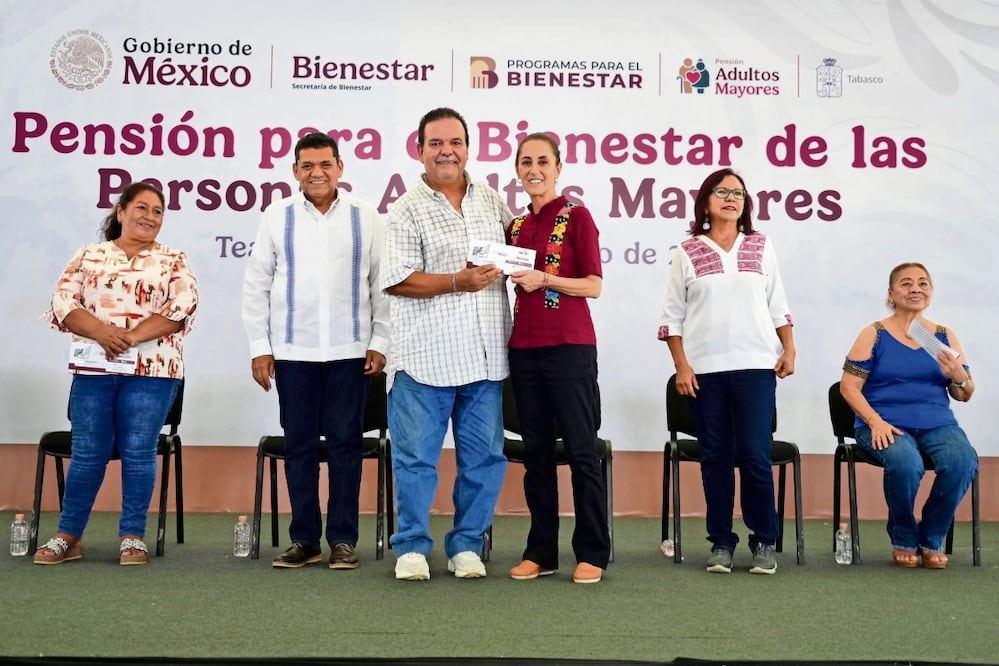 Durante la entrega de pensiones para el Bienestar de Personas Adultas Mayores en Tabasco, la presidenta Claudia Sheinbaum dijo que los ciudadanos están contentos porque no hay divorcio entre el pueblo y gobierno. Foto: Especial