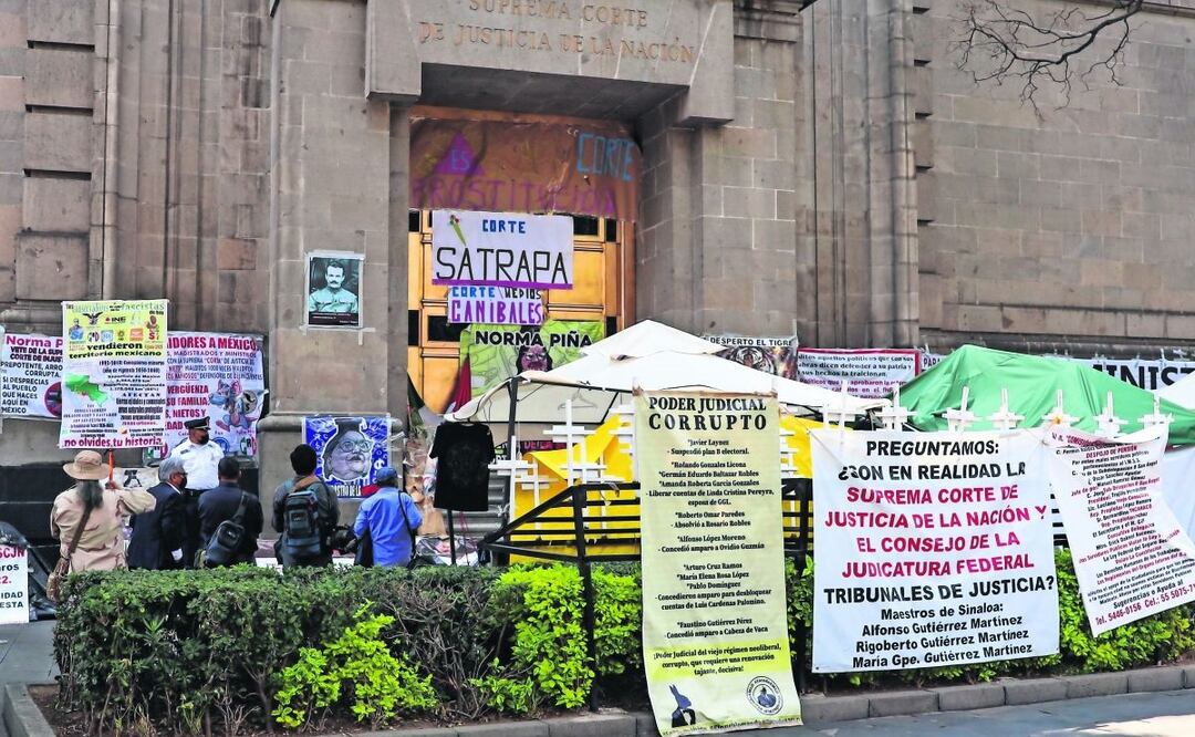 Manifestantes se plantaron en el acceso a la SCJN, durante la discusión del llamado plan B, Foto: Hugo Salvador / EL UNIVERSAL