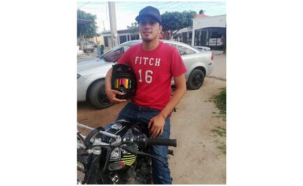 Joven ofrece llevar en moto a personas en peligro y se hace viral 