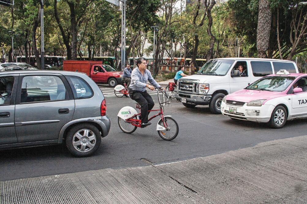 Entre las propuestas para poner fin a los accidentes de ciclistas está realizar operativos para vigilar que automovilistas respeten las señalizaciones (GERMÁN ESPINOSA. EL UNIVERSAL)