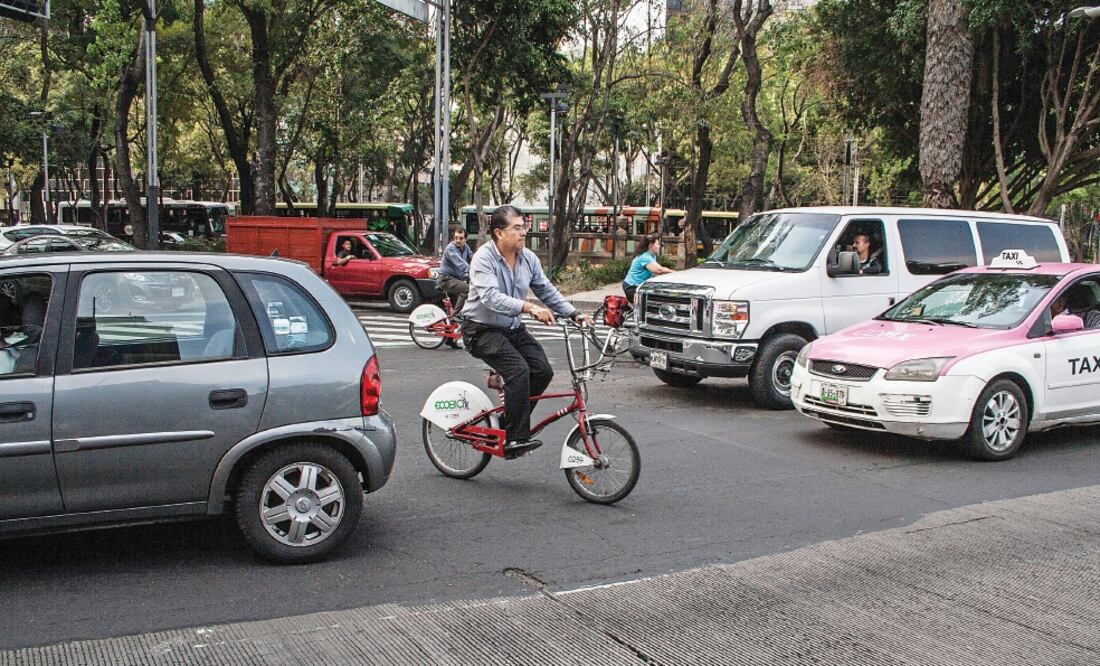 Entre las propuestas para poner fin a los accidentes de ciclistas está realizar operativos para vigilar que automovilistas respeten las señalizaciones (GERMÁN ESPINOSA. EL UNIVERSAL)