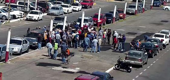 Choferes de pipas de agua se manifiestan en Texcoco por cierre de 40 pozos como parte de la Operación Caudal en el Edomex