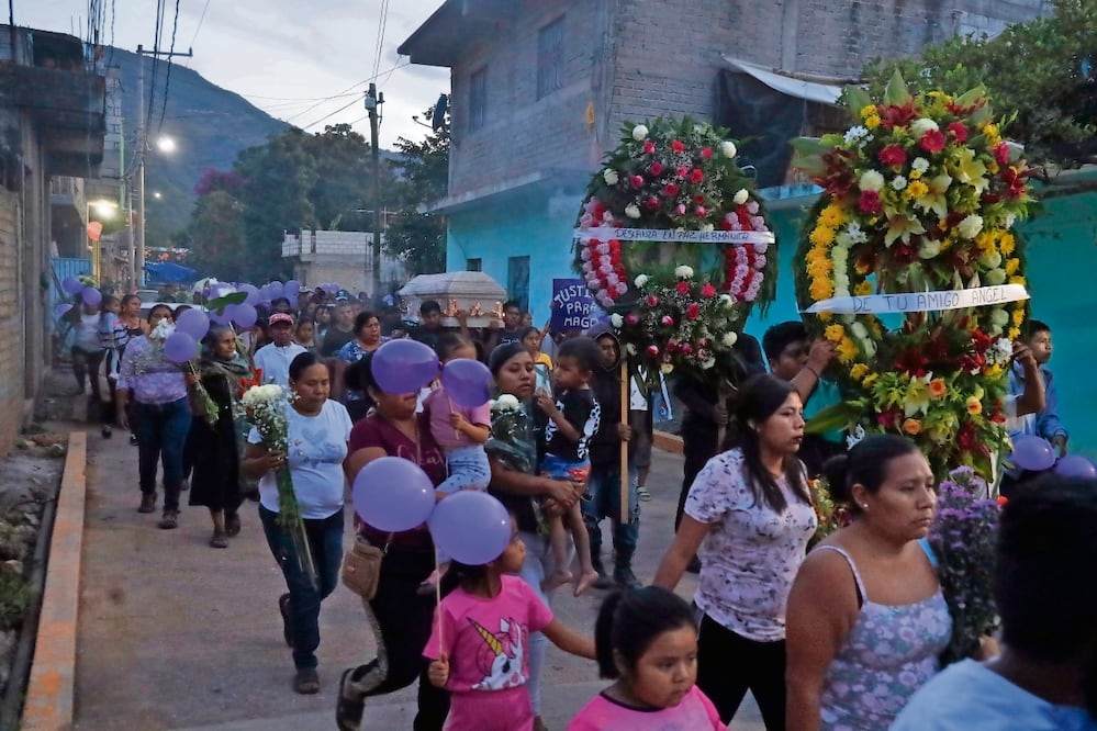 Familiares y amigos dieron el último adiós a Margarita, víctima de feminicidio al parecer por parte de su expareja. Foto: Salvador Cisneros | El Universal