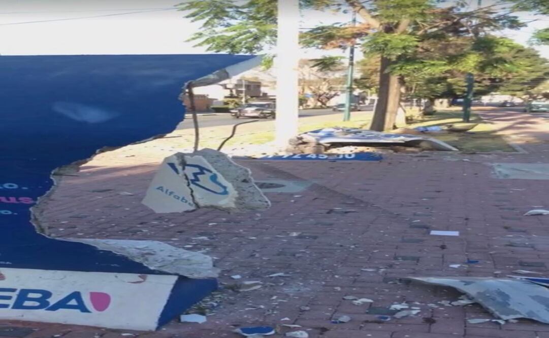 El vehículo se impactó contra la guarnición, dos bancas, un poste de concreto y un árbol para terminar sobre camellón; en el sitio quedaron las huellas de los neumáticos