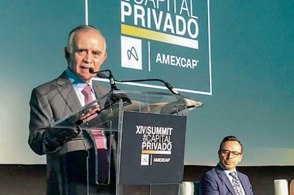 Alfonso Romo, jefe de la Oficina de la Presidencia, durante su ponencia ante inversionistas de fondos. El funcionario pidió crear un ambiente positivo. / CUARTOSOCURO