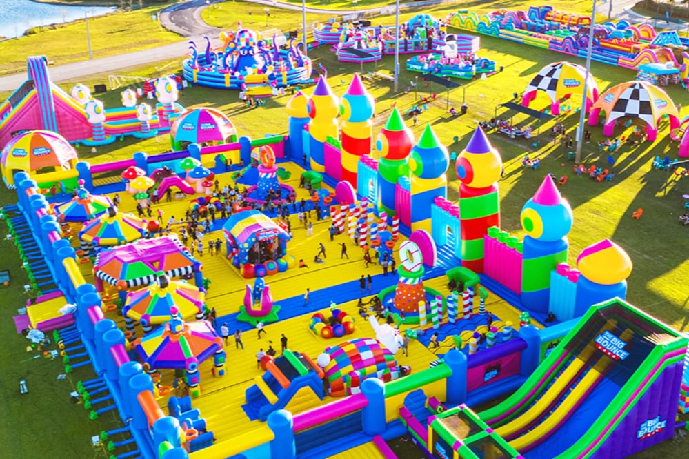 Inflables gigantes y circuitos monumentales convierten a The Big Bounce en una experiencia única para todas las edades. Foto: The Big Bounce América