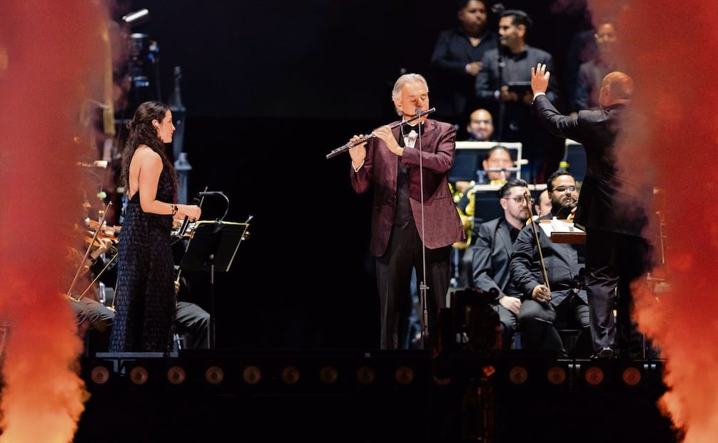 Para interpretar “What a wonderful world”, junto a Ximena, el tenor hizo gala de su habilidad musical con la flauta. Foto: HUGO SALVADOR/EL UNIVERSAL