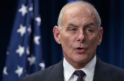 Kelly asegura a congresistas latinos que no persigue a dreamers