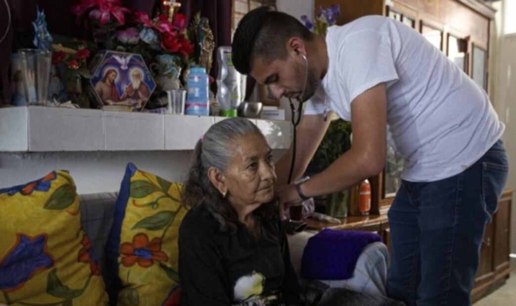 Mexican doctor visits COVID-19 survivors at home