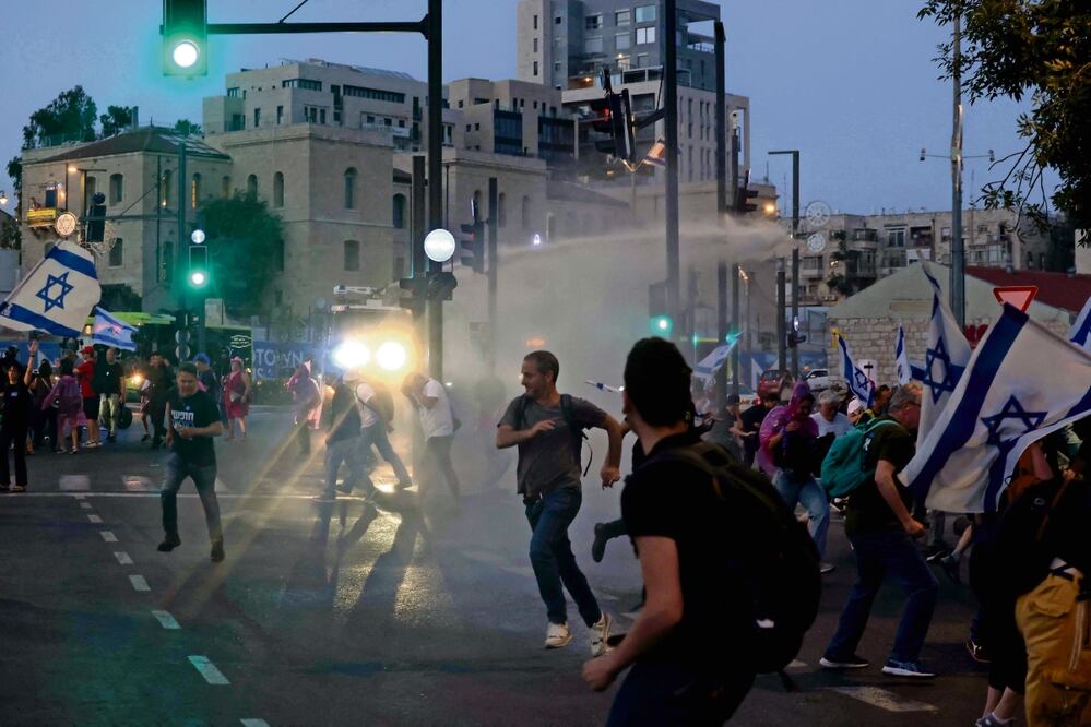 La policía israelí utilizó ayer cañones de agua para dispersar una protesta contra el gobierno del primer ministro Benjamin Netanyahu en Jerusalén, en medio del conflicto en curso en la Franja de Gaza entre Israel y el movimiento militante palestino Hamas Foto: MENAHEM KAHANA AFP